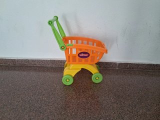 Carrito de compras de juguete naranja y amarillo