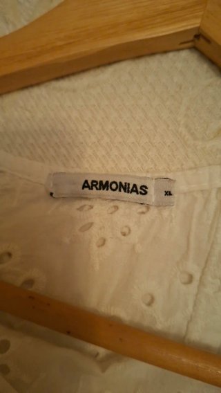 Blusa bordada en blanco y perforado