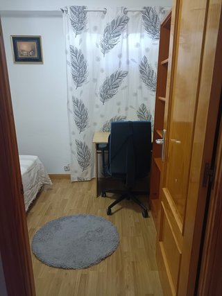 Se alquila habitacion