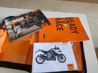 Bolsa herramientas KTM y carpeta manuales