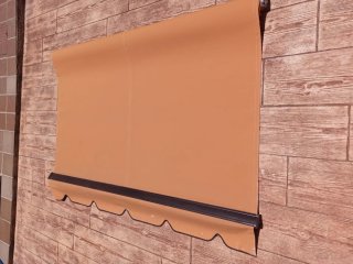 Toldo naranja de poliéster con su barra