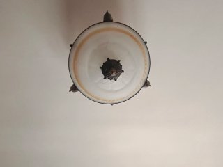 Lámpara de techo dorada y blanca