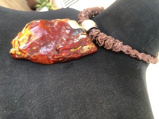 Colgante ámbar natural con cordón trenzado