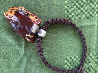 Colgante ámbar natural con cordón trenzado
