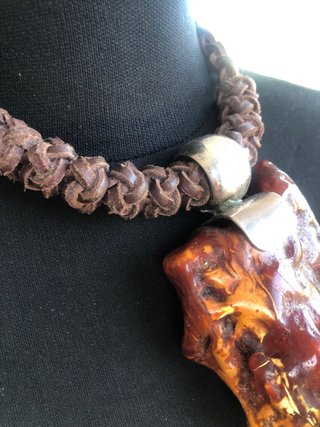 Colgante ámbar natural con cordón trenzado