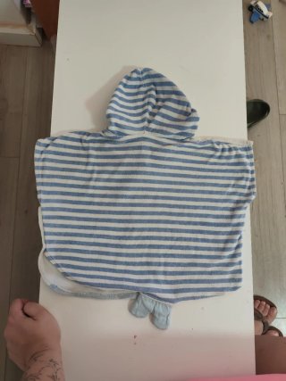 Poncho infantil tiburón