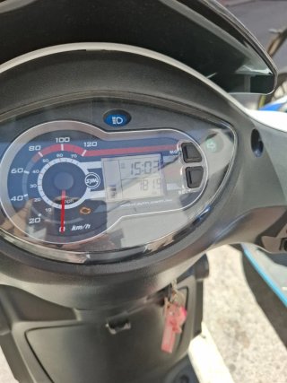 Moto Scooter SYM 125cc Blanca y Negra año 2025