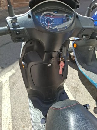 Moto Scooter SYM 125cc Blanca y Negra año 2025