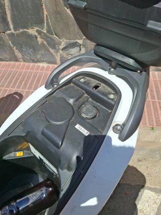 Moto Scooter SYM 125cc Blanca y Negra año 2025