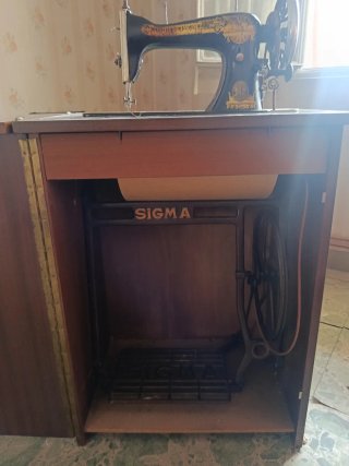 Máquina de coser Sigma con mueble