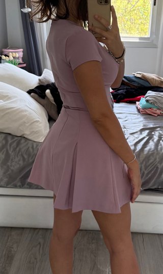 Vestido rosa corto con falda plisada