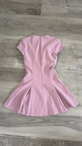Vestido rosa corto con falda plisada