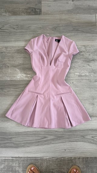 Vestido rosa corto con falda plisada