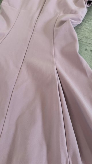 Vestido rosa corto con falda plisada