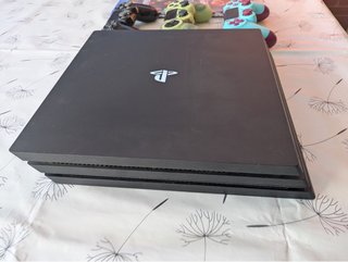 Playstation 4 Pro 1Tb + 3 mandos + 5 juegos