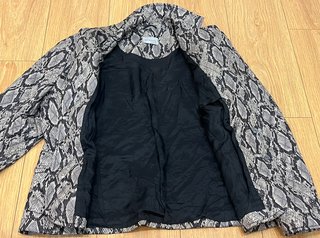 Chaqueta fina estampado serpiente