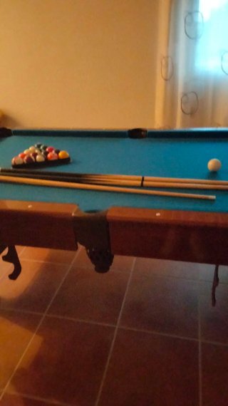 Mesa de billar con accesorios