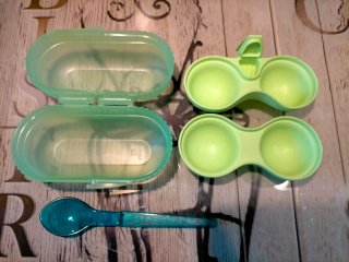 Tupperware porta uova verde con cucchiaino verde