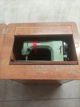 Máquina de coser antigua Refrey Preferida