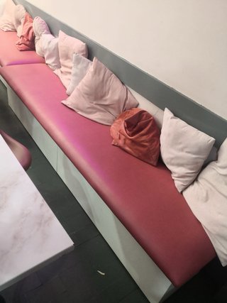 Cajonera sillón piel sintética rosa