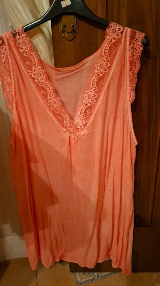 Top lencero coral con encaje