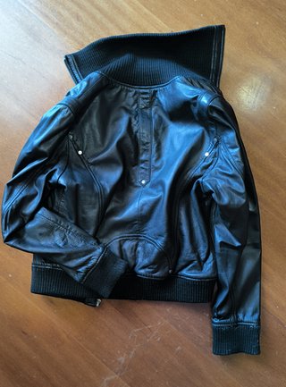 Cazadora de piel negra