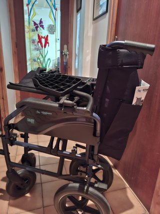 Silla de ruedas azul marino con reposapies