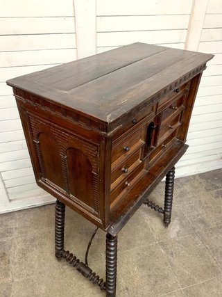 Bargueño antiguo madera y metal