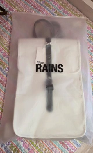 Mochila marca RAINS Impermeable Blanca
