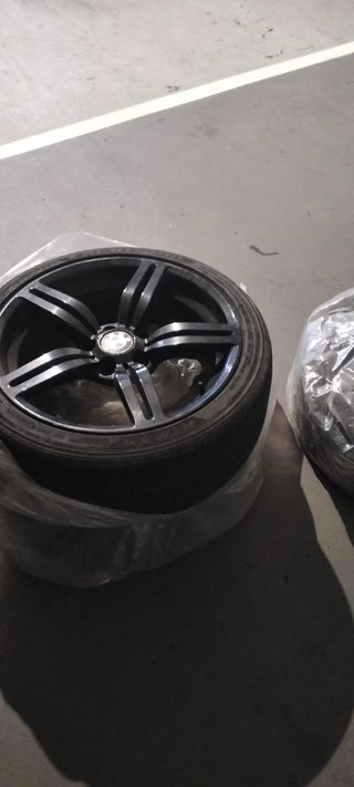 Llantas BMW 18 pulgadas 3 en buen estado 1 jodida