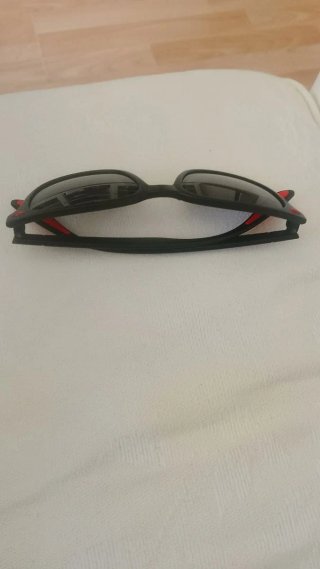 Gafas de sol negras y rojas