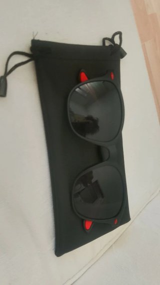Gafas de sol negras y rojas
