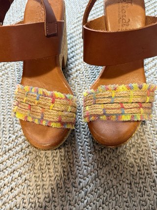 Sandalias cuña marrón y multicolor T36