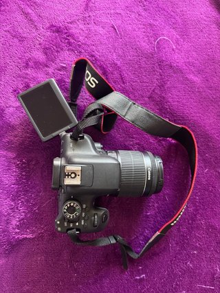 Máquina fotográfica Canon 750D