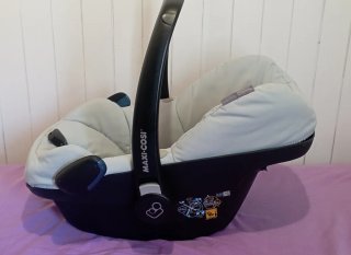 Maxi Cosi Pebble Plus con fundas y adaptador