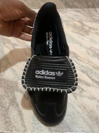 Zapatillas Adidas Negras y Doradas
