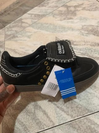 Zapatillas Adidas Negras y Doradas