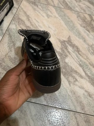 Zapatillas Adidas Negras y Doradas