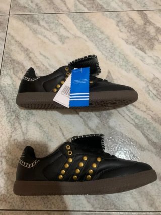 Zapatillas Adidas Negras y Doradas