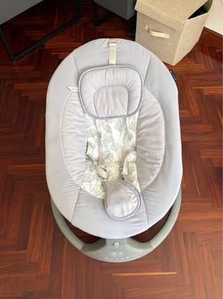 Hamaca bebé gris con estampado floral