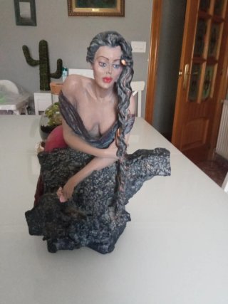 Figura de marmolina mujer