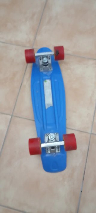 Patinete azul con ruedas rojas