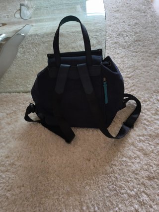 Bolso Robert Pietri azul marino con tachuelas.