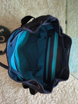 Bolso Robert Pietri azul marino con tachuelas.