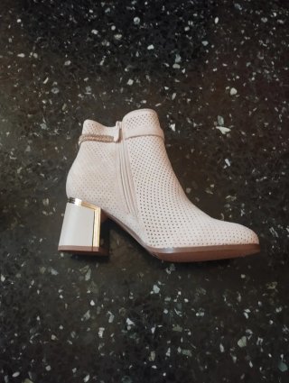 Stivaletti beige mai indossati