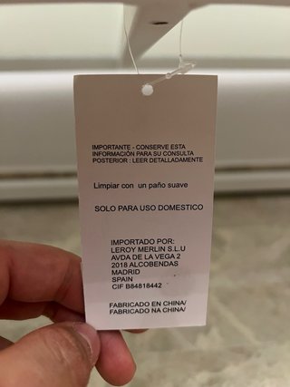 Mesa de centro moderna de cristal y aluminio.