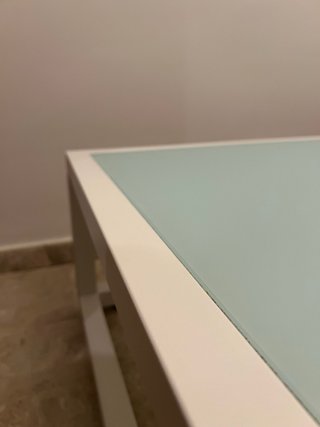 Mesa de centro moderna de cristal y aluminio.
