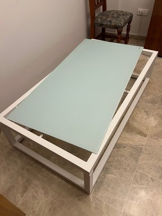 Mesa de centro moderna de cristal y aluminio.