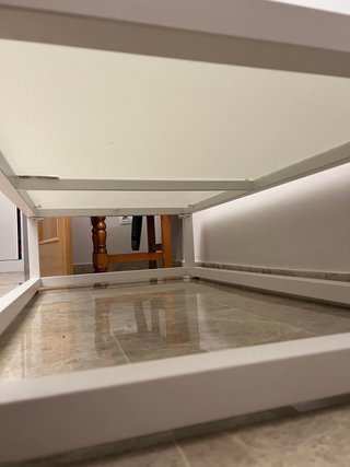 Mesa de centro moderna de cristal y aluminio.