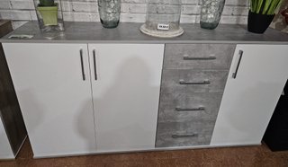 Aparador de madera de 3 puertas y 4 cajones